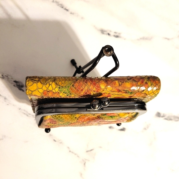 Vintage HOBO Int'l 'Robin' Embossed Autumn Pattern Leather Wallet w/Kisslock - Picture 2 of 11